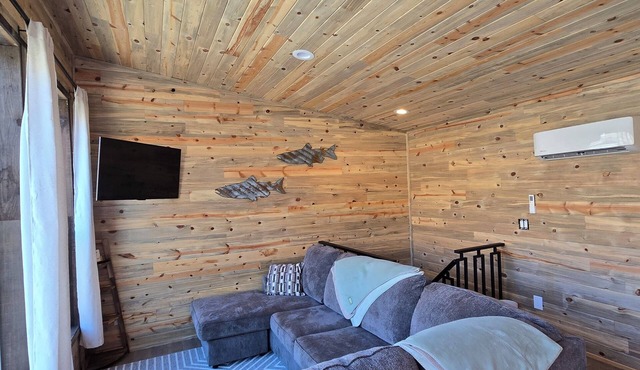 Lovely building with beautiful river view in charming White Bird