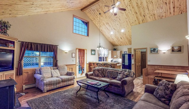 Lovely cabin on pond with balcony, outdoor fire, and private hot tub