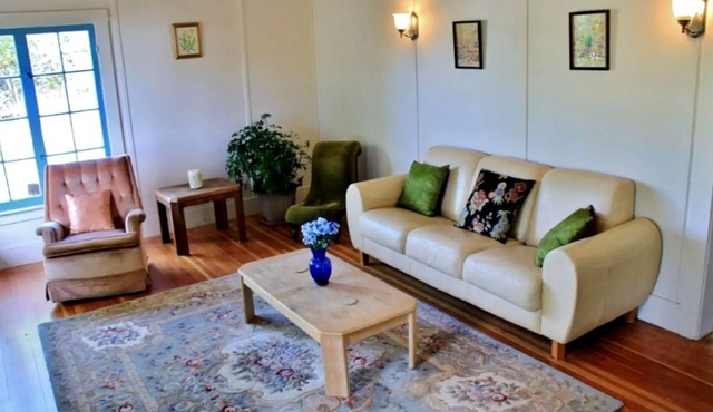 Lovely Cabin Retreat Ideal for Romantic Escape in Geyserville, California