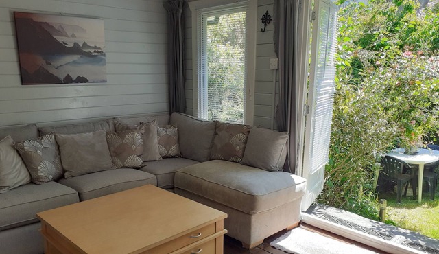 Lovely Cabin set in a Beautiful Garden. Short Walk Into Town. Dogs Welcome