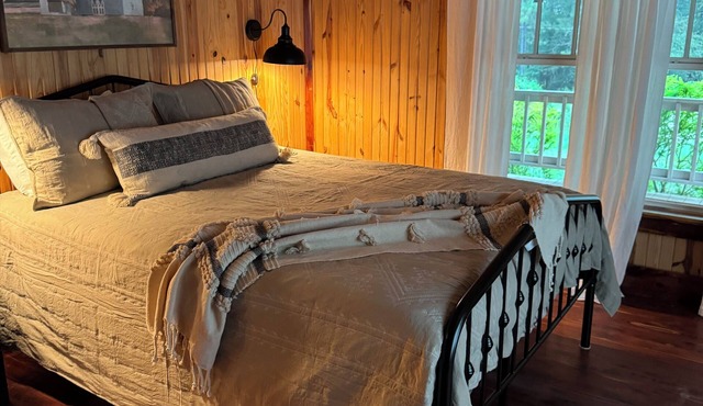Lovely cabin with AC in charming ShelbyvillenClose to Lake Toledo Bend.