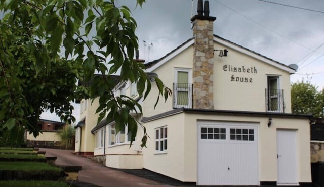 Lovely canal-side cottage, with parking & wi-fi