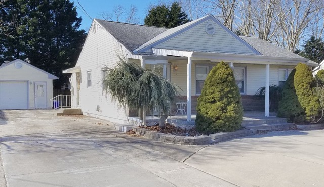 Lovely Cape Cod Furnished in Coastal Country Theme. Close to Everything!