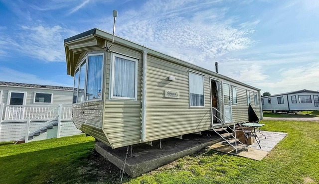 Lovely caravan by the beach in Pakefield, Suffolk ref 68007CL