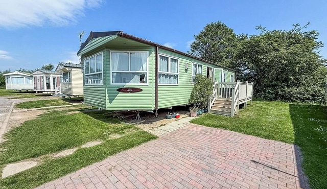 Lovely caravan for hire with decking at Skipsea Sands in Yorkshire ref 41015WF