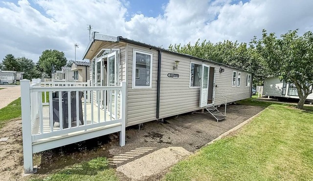 Lovely caravan with decking at Broadland Sands, Suffolk ref 20302BS