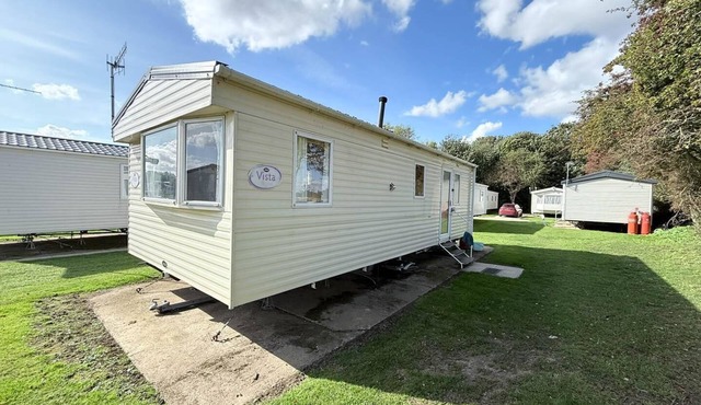 Lovely caravan with free Wi-Fi at Broadland Sands Park, Suffolk ref 20020BS