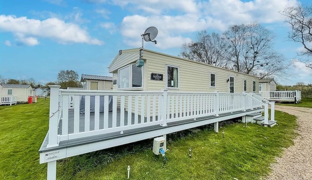 Lovely caravan with decking and free WiFi in Lowestoft ref 12106B