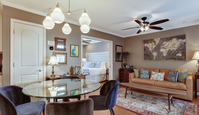 Lovely Carriage House In the Middle of Downtown!