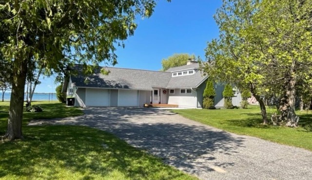 Lovely Chalet Home on Quiet Bay with Sandy Beach