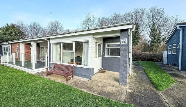 Lovely chalet on an excellent holiday park in Lowestoft ref 12020B