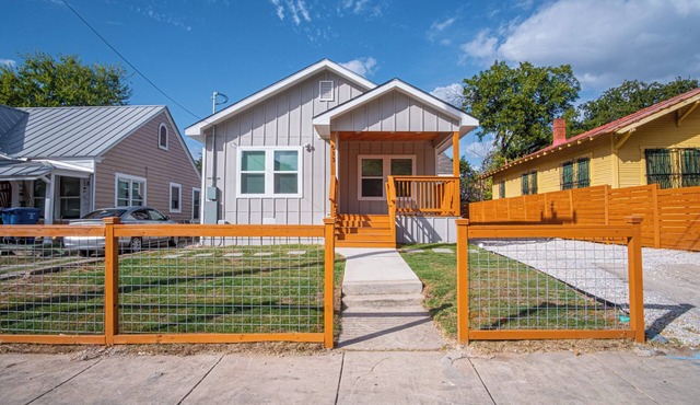Lovely & Charming 4BR/2.5BA Near Downtown's Prime