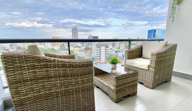 Lovely City Center Condo, Pool, Great City Views