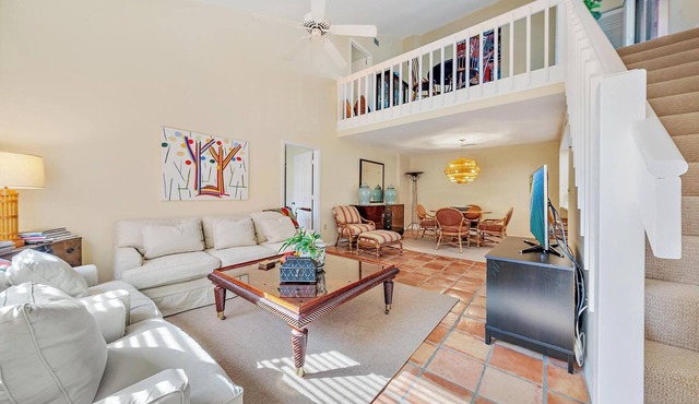 Lovely coastal 3-bedroom condo short walk to Jupiter Beach!