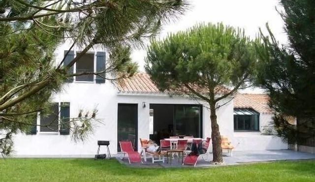 Lovely, comfortable house built in 2010, 200m from the beach, 8 bikes and free wifi.