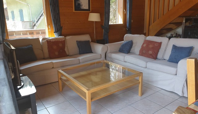 Lovely comfortable apartment near the centre of Morzine with big balcony.
