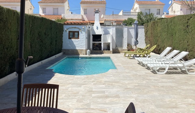Lovely, comfortable house with garden and private pool
