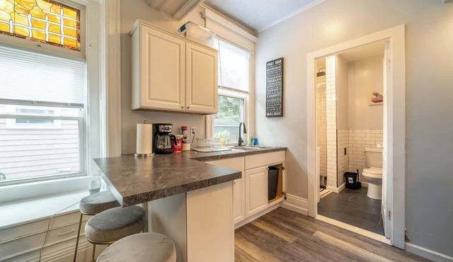 Lovely Comfy Studio-Quiet Park Ave Area- Walkable
