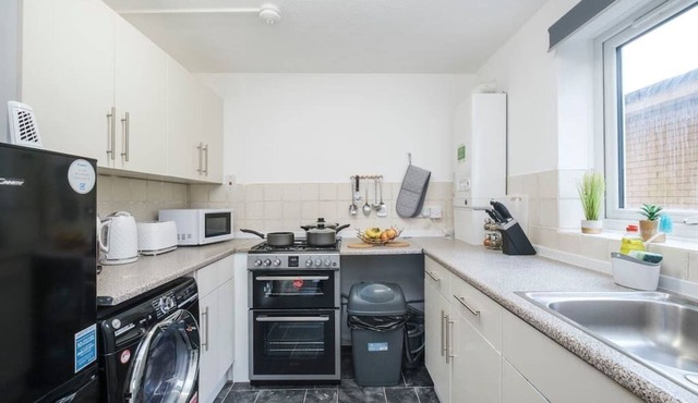 Lovely, Compact 2 bed Apartment with Parking