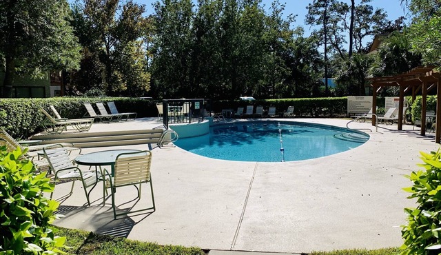 Lovely Condo in Gated Harbour Oaks walking distance to the Village