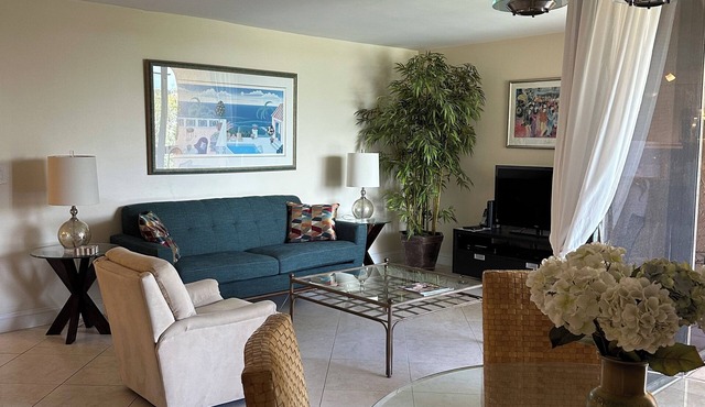 Lovely condo ,1 Mile From The Beach,close to shops, restaurants.