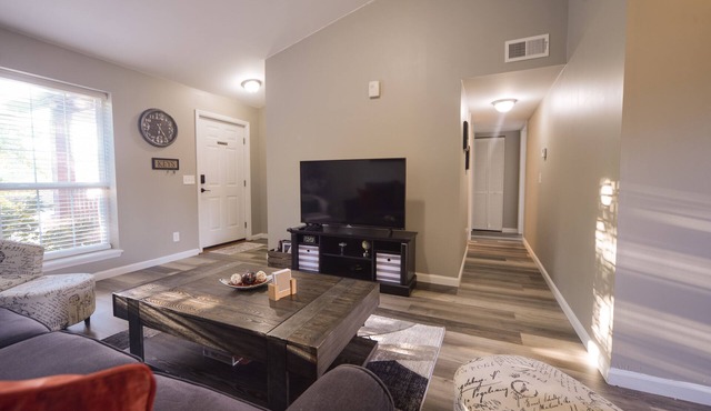 Lovely condo fully remodeled just minutes from West Port Plaza