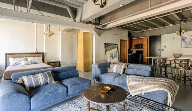 Lovely Condo in Downtown LA w/Great Views & Pool
