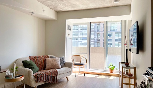 Lovely condo in Liberty Village with home office & parking