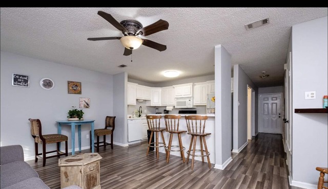 Lovely condo in sherwood with pool