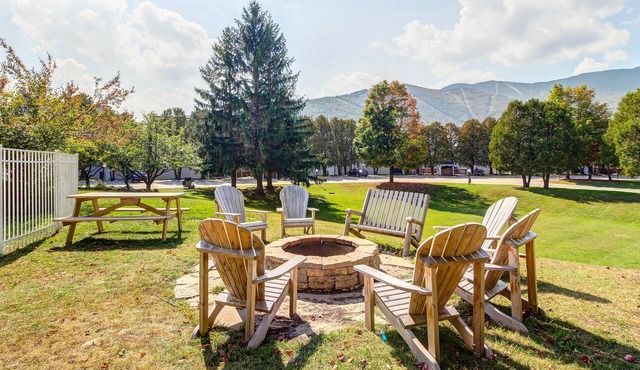 Lovely condo near skiing with 3 pools, sauna, fitness room & balcony