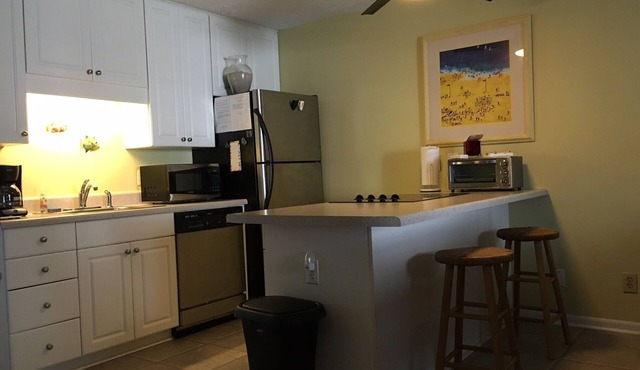 Lovely Condo steps from beach, pool, Carolina Lake View, Walk to everything