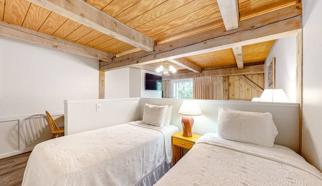 Lovely condo suite, close to golfing & the beach with pool & home comforts