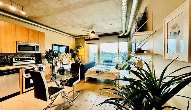 Lovely Condo w/Amazing Balcony & Rooftop Viewsn - Family Friendly