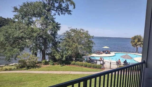 Lovely Condo w/pool, balcony, and lakeside view!