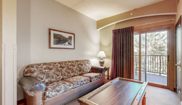 Lovely condo with balcony, kitchenette & central AC