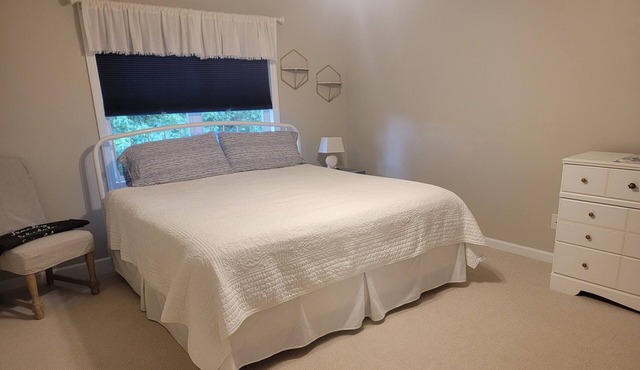 Lovely Condo with Pool Access- 15 minutes from the Beach!