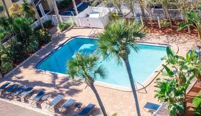 Lovely condo with pool close to Indian Rocks and Clearwater Beach