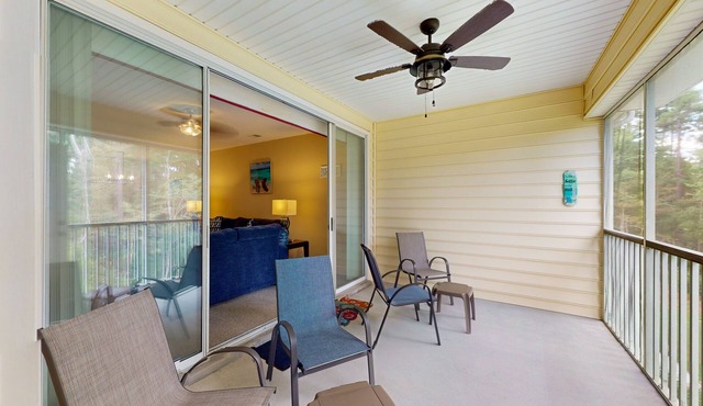 Lovely condo with screened-in porch, WiFi, W/D, shared pool & hot tub
