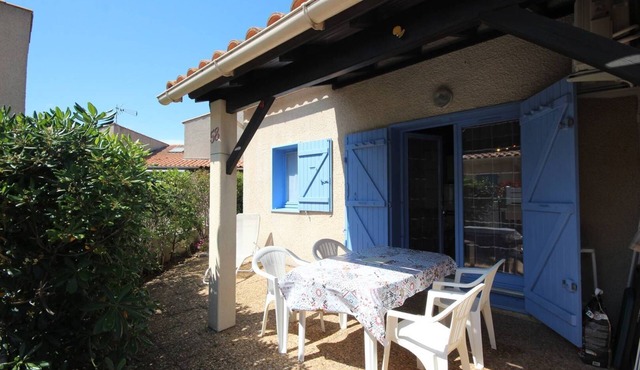 Lovely corner house, beautiful terrace, sleeps 5, air conditioning kitchen, 400 metres from the.