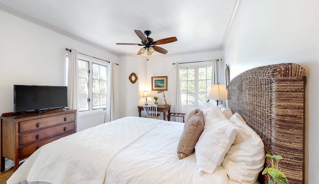 Lovely corner unit studio with patio & grill - 1 block to famed East Beach
