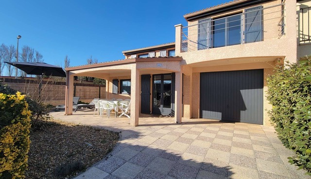 Lovely corner Villa with airco, 5 people, wifi, secured residence with pools (extra charge), 400.