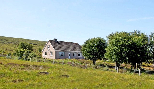 Lovely cosy cottage with stunning loch and mountain views in scenic countryside
