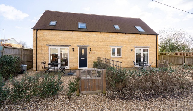 Lovely Cotswold holiday cottage within walking distance of restaurants/shops