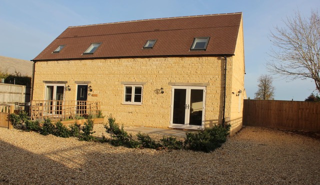 Lovely Cotswold holiday Barn within walking distance of restaurants/shops