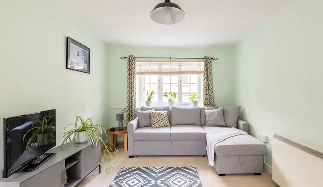 Lovely Cotswolds 1 bed nr town centre yet mins from river and countryside walks