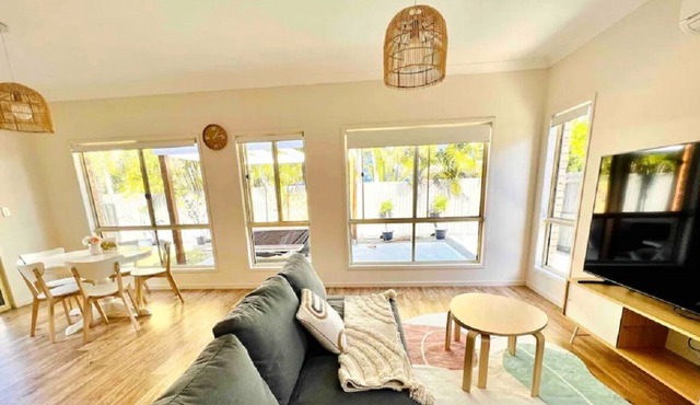 Lovely Cottage Walk To Train in Springfield Lakes With Relaxing Backyard