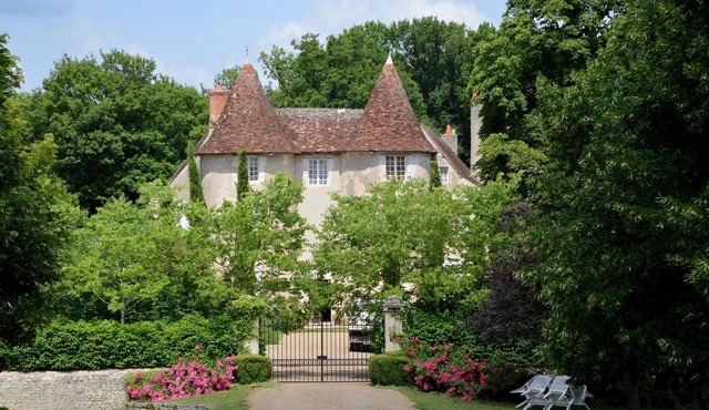 Lovely cottage in Néons-sur-Creuse with garden