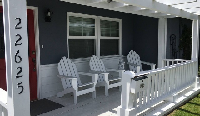 Lovely cottage 2 miles from the beach in quiet neighborhood