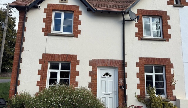 Lovely Cottage close to Otter Valley Nature reserve 2 miles from Devon beach