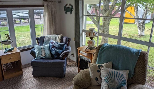 Lovely cottage with private beach access!